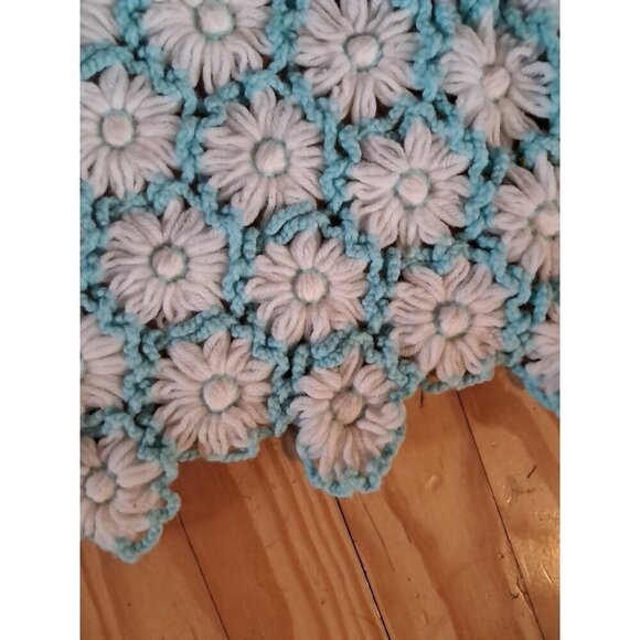 VTG Hand Crocheted 3D Daisy White and Teal Afghan Baby Blanket - Picture 3 of 3
